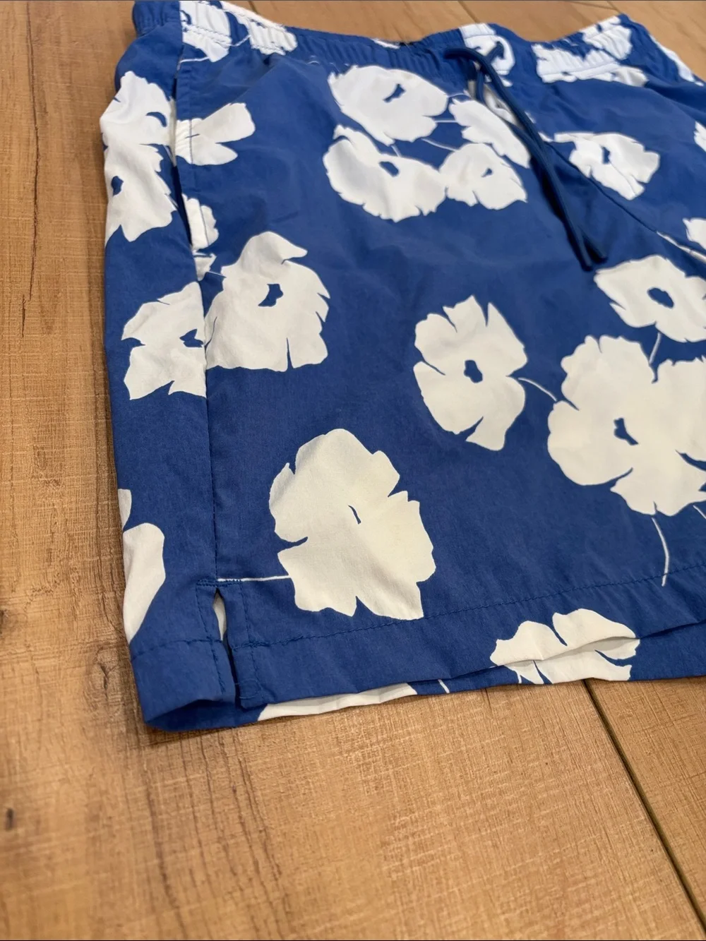 GAP Men’s Blue & White Floral Swim Shorts - Picture 10 of 10